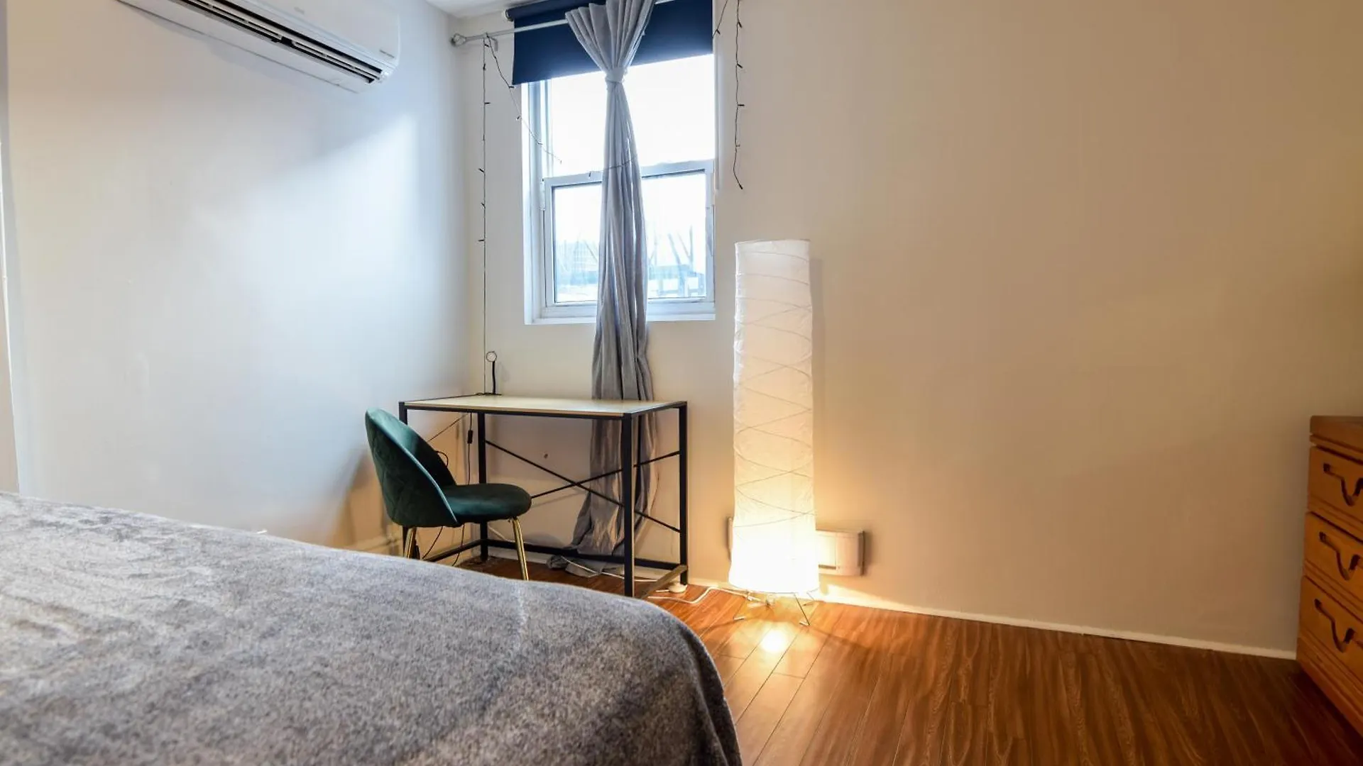 Apartment Downtown Retreat-Spacious Rooms With Shared Kitchen & Bath Toronto