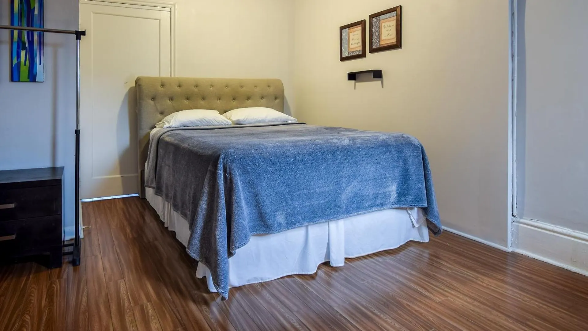 Apartment Downtown Retreat-Spacious Rooms With Shared Kitchen & Bath Toronto