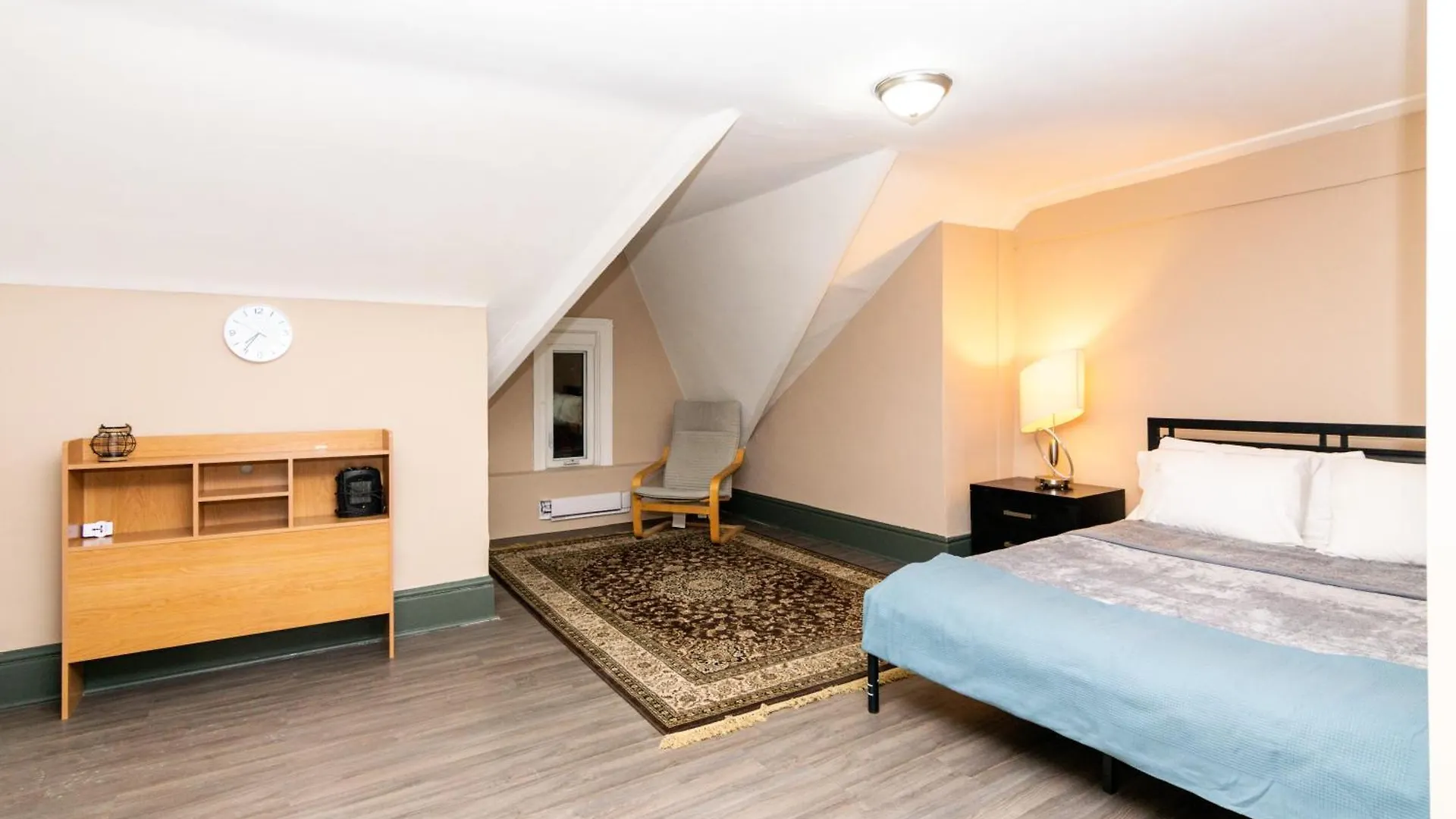 Downtown Retreat-Spacious Rooms With Shared Kitchen & Bath Toronto Apartment