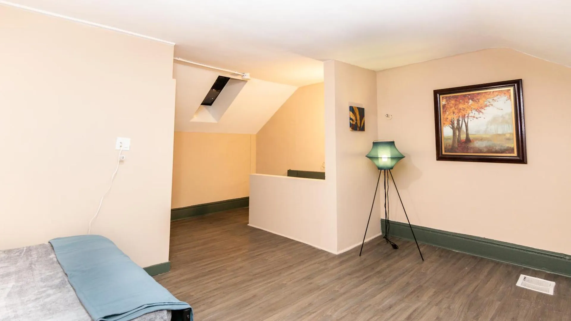 Apartment Downtown Retreat-Spacious Rooms With Shared Kitchen & Bath Toronto